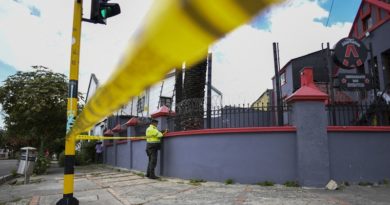Policía en la Casa Alternativa de Comunes en Bogotá donde fue encontrada una bomba, 21 de enero de 2022 (Foto: Juan Barreto / AFP)