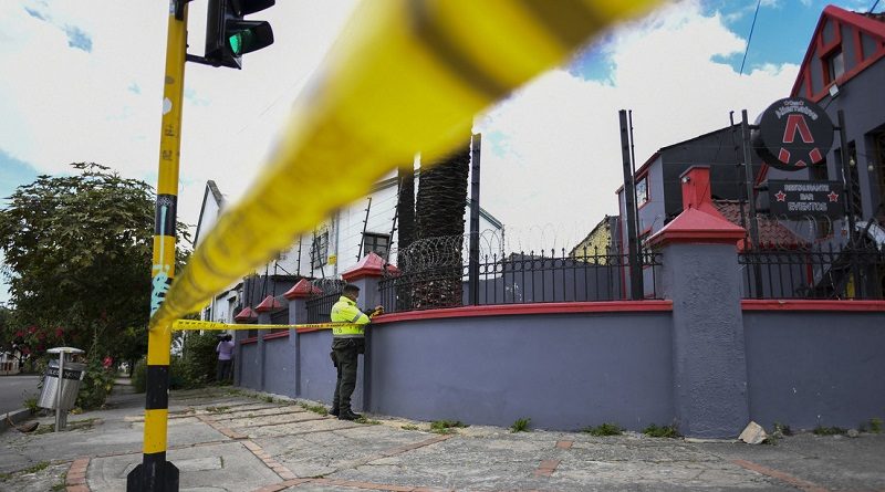 Policía en la Casa Alternativa de Comunes en Bogotá donde fue encontrada una bomba, 21 de enero de 2022 (Foto: Juan Barreto / AFP)