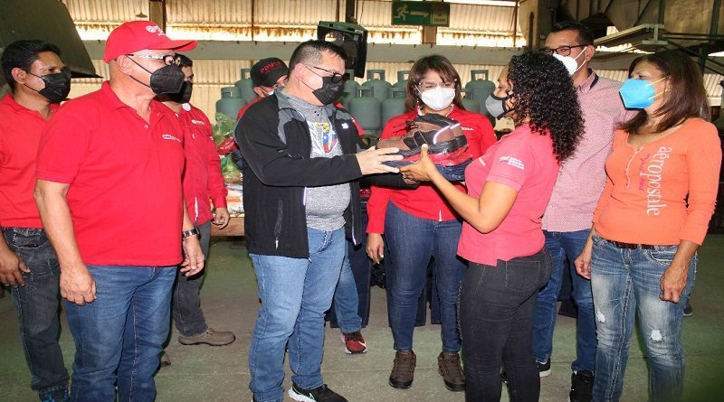Dotan de uniformes a trabajadores de la planta de manufactura Cagua