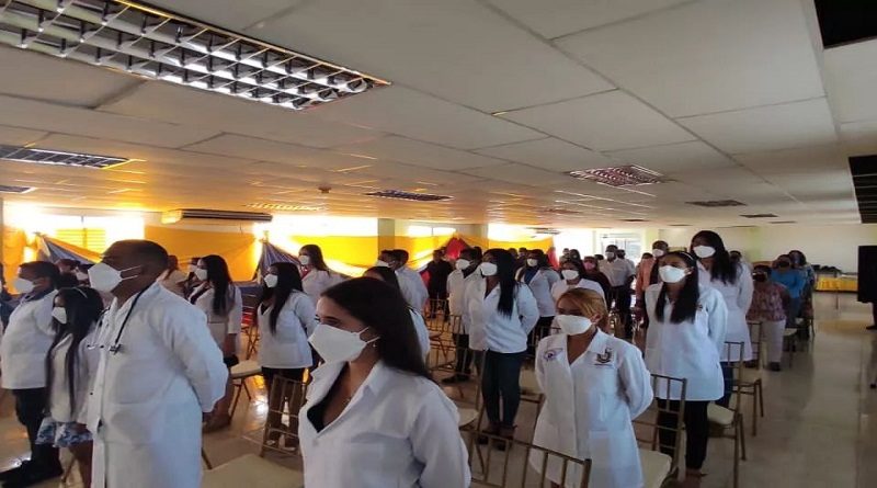 Entregan cartas de culminación a 18 médicos integrales en Amazonas