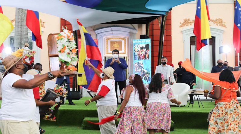Presidente Maduro recibe documento con propuestas de Cultorlas Manifestaciones Culturales Venezolanas reconocidas por la UNESCO