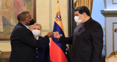 Condecoran a embajador de San Vicente y Las Granadinas tras culminar funciones en Venezuela