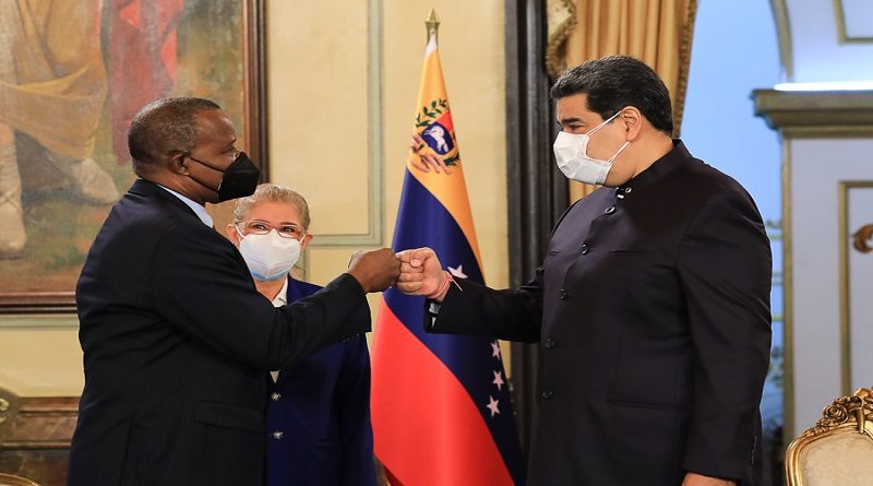 Condecoran a embajador de San Vicente y Las Granadinas tras culminar funciones en Venezuela