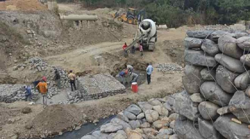 Supervisan trabajos de limpieza y canalización de la Quebrada Tabure en Lara