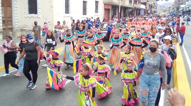 Encuentro Municipal de Danzas recibió 19 agrupaciones en La Victoria