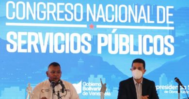 Con el objetivo de empoderar al Poder Popular en el seguimiento y control de los servicios de agua potable, gas, electricidad y transporte, fue instalado el primer Congreso Nacional de Servicios Públicos, capítulo Miranda. "Hemos organizado este Congreso con la intención de conformar una Red Nacional de los Servicios Públicos, que la hemos llamado Renaser, tomando en consideración la segunda línea de las 3R, instruidas por el presidente de la República, Nicolás Maduro, que va a permitir construir un tejido social que nos presente un mapa de soluciones y nos ayude a atender de manera inmediata los servicios", informó el Vicepresidente Sectorial de Obras Públicas y Servicios, G/J Néstor Reverol. El Congreso Nacional de Servicios Públicos se desplegará en los 23 estados del país y el Distrito Capital, y en cada uno se conformarán cuatro mesas de trabajo en las áreas de participación ciudadana, desarrollo científico- técnico, modelo de gestión y experiencias locales en materia de servicios públicos. El Vicepresidente Sectorial indicó que en primer lugar el propósito del Congreso es crear una planificación y estructura, de manera conjunta, con todas las expresiones del Poder Popular. En segundo lugar, se suma el parlamentarismo de calle con los diputados y diputadas de la Asamblea Nacional, con el gobierno regional y local, para lograr la estabilidad y confiabilidad de los servicios públicos, recalcó el General en Jefe. El también titular del Ministerio del Poder Popular para la Energía Eléctrica, destacó que esta actividad permite accionar de manera inmediata, la búsqueda de las victorias tempranas y dar soluciones en tiempo real, con las diferentes expresiones del Poder Popular del territorio mirandino, para ir al debate con las mesas técnicas de agua, electricidad y gas. Señaló que se designará un Comisionado Nacional dependiente de la Vicepresidencia de Servicios Públicos para que monitoree todos los sistemas de alertas tempranas conjuntamente con las comunidades, y también un Comisionado estadal de Servicios Públicos, que permita articular estrategias, presentar proyectos y solicitar recursos ante el Consejo Federal del Gobierno. El gobernador del estado Bolivariano de Miranda, Héctor Rodríguez, agradeció el desarrollo de este Congreso Nacional de Servicios Públicos, que ayudará a atender de manera inmediata las necesidades en materia de electricidad, agua, gas, transporte, desechos sólidos y obras públicas en la entidad. Asimismo, el presidente de la Comisión de Administración y Servicios de la Asamblea Nacional, diputado William Gil, aplaudió esta iniciativa que incluye al Poder Popular para detectar y fortalecer las necesidades en materia de servicios públicos.