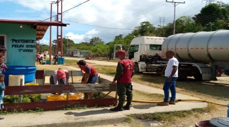 Distribuyen 72 mil litros de agua con cisterna en la parroquia Santa Teresa del Tuy en Miranda