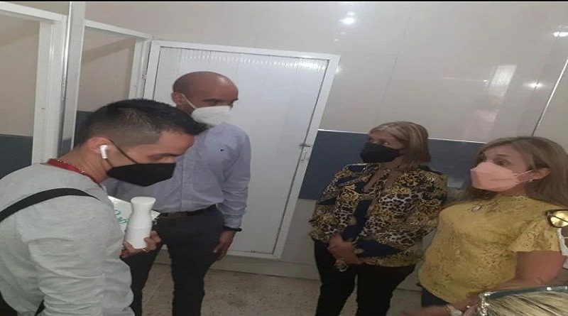 Acondicionan baños del Hospital Universitario Dr. Pedro Emilio Carrillo en Trujillo