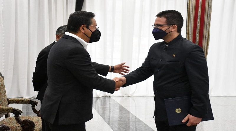Embajador César Trómpiz entrega Cartas Credenciales en Bolivia