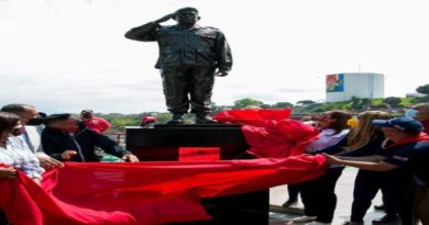 Develan estatua del comandante Chávez en la Plaza 4F del 23 de Enero