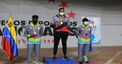 Emil Pérez impone nuevo récord en los 100 metros mariposa en los Juegos Nacionales 2022