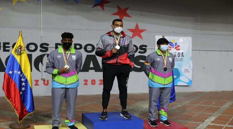 Emil Pérez impone nuevo récord en los 100 metros mariposa en los Juegos Nacionales 2022