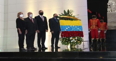 Defensoría del Pueblo coloca ofrenda floral al Libertador en su 22º Aniversario
