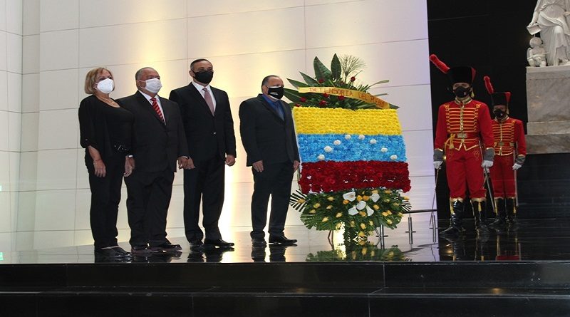 Defensoría del Pueblo coloca ofrenda floral al Libertador en su 22º Aniversario
