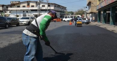 Remozan calles del Casco de Turmero con más de 120 toneladas de asfalto