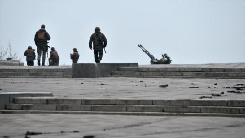 Los militares ucranianos toman posiciones en el centro de la capital ucraniana, Kiev, el 25 de febrero de 2022. (Foto: AFP)