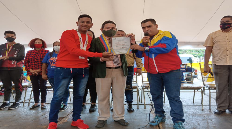 Entregan reconocimiento a Ricardo Vívenes por su participación en Juegos Deportivos Nacionales