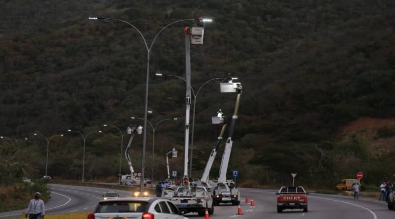 Instalan más de 158 mil luminarias tipo LED en arterias viales del país