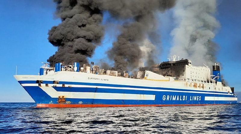 Rescatan a un superviviente del ferri incendiado en el mar Egeo