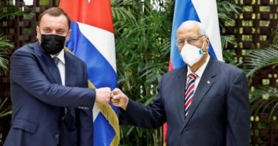 El viceprimer ministro de Rusia, Yuri Borísov (Izq.) junto a ministro cubano de Exteriores, Ricardo Cabrisas,, La Habana, Cuba, 18 de febrero de 2022.