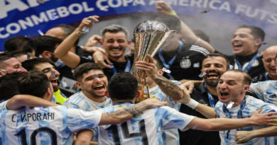 El resultado definitivo se decidió en el primer tiempo con gol de el héroe del encuentro Alan Brandi. Cuando faltaban 5′ para el final, el capitán Albirrojo Juan Salas se puso la camiseta de arquero y se sumó al ataque, pero finalmente no lograría concretar la igualdad. Lee también: Juventus vence y escala posiciones Argentina no conoció la derrota siendo la mejor selección en el torneo, finalizó segundo en el Grupo B con 10 puntos con un empate ante los ‘Guaraníes’. En semifinales venció a Brasil en penales. En el polideportivo Arena SND en Asunción tuvo un aforo del 80% con un ambiente digno de una final entre ambos aficionados. Brasil ocupó la tercera plaza de la competición tras golear 4-0 a Colombia. Por su parte Uruguay venció en penales a Venezuela y obtuvo en quinto puesto.
