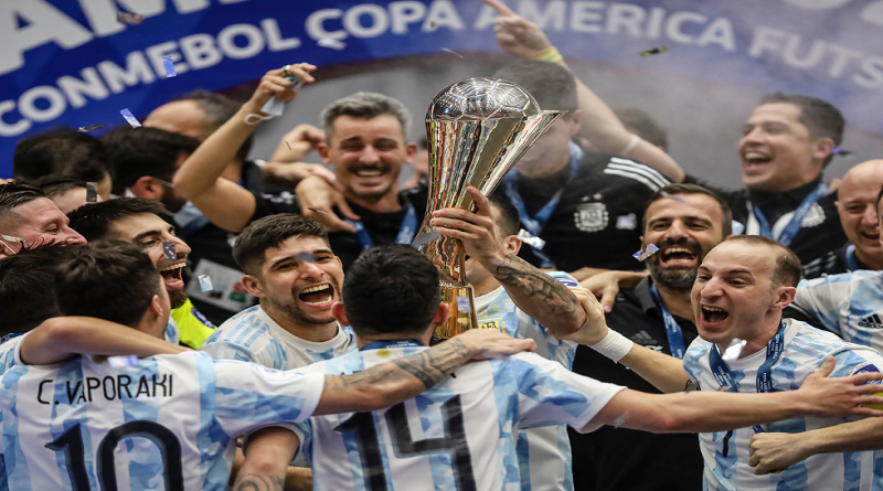 El resultado definitivo se decidió en el primer tiempo con gol de el héroe del encuentro Alan Brandi. Cuando faltaban 5′ para el final, el capitán Albirrojo Juan Salas se puso la camiseta de arquero y se sumó al ataque, pero finalmente no lograría concretar la igualdad. Lee también: Juventus vence y escala posiciones Argentina no conoció la derrota siendo la mejor selección en el torneo, finalizó segundo en el Grupo B con 10 puntos con un empate ante los ‘Guaraníes’. En semifinales venció a Brasil en penales. En el polideportivo Arena SND en Asunción tuvo un aforo del 80% con un ambiente digno de una final entre ambos aficionados. Brasil ocupó la tercera plaza de la competición tras golear 4-0 a Colombia. Por su parte Uruguay venció en penales a Venezuela y obtuvo en quinto puesto.