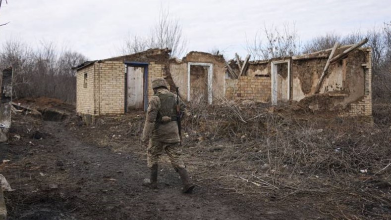 Un militar ucraniano patrulla una zona cercana a su posición en la línea de contacto en Donbass, Ucrania, 23 de febrero de 2022. (Foto: Evgeniy Maloletka / AP)