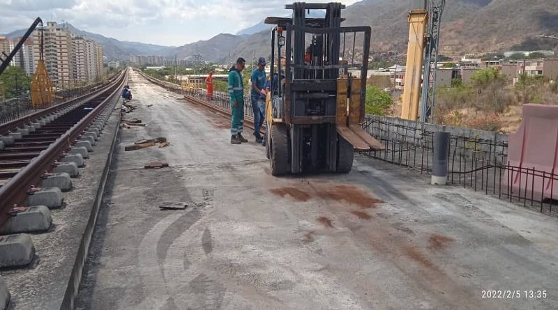 Trabajadores del metro de Caracas construyen 20 rieles de 24 metros en el tramo Guarenas Guátire