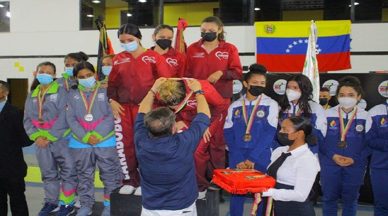 Carabobeñas conquistan oro en florete femenino por equipos en Juegos Deportivos Nacionales 2022