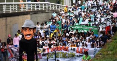 “Aunque las demandas son justas y respetamos la autonomía de sindicatos y organizaciones sociales me parece un error convocar un paro nacional el 3 de marzo a 10 días de las elecciones”, agregó. Por su parte el abogado Wally, líder de opinión en Wally Opina, enfatizó en que la mejor manera de protestar en estas circunstancias era en las urnas, por lo que instó a cesar en la convocatoria al paro. En abril de 2021 se desató un estallido social en Colombia, movido por la ley de reforma tributaria impulsada por el Ejecutivo y luego se extendió por otras demandas de los grupos sociales y gremios del país. Pese a ser brutalmente reprimida por las fuerzas de seguridad, se logró un acuerdo con el Gobierno y continuaron vigilantes para que se cumplieran los acuerdos de las mesas de diálogo.