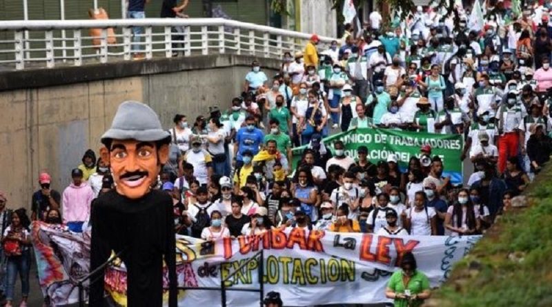 “Aunque las demandas son justas y respetamos la autonomía de sindicatos y organizaciones sociales me parece un error convocar un paro nacional el 3 de marzo a 10 días de las elecciones”, agregó. Por su parte el abogado Wally, líder de opinión en Wally Opina, enfatizó en que la mejor manera de protestar en estas circunstancias era en las urnas, por lo que instó a cesar en la convocatoria al paro. En abril de 2021 se desató un estallido social en Colombia, movido por la ley de reforma tributaria impulsada por el Ejecutivo y luego se extendió por otras demandas de los grupos sociales y gremios del país. Pese a ser brutalmente reprimida por las fuerzas de seguridad, se logró un acuerdo con el Gobierno y continuaron vigilantes para que se cumplieran los acuerdos de las mesas de diálogo.