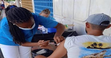 Colocan vacuna de refuerzo contra la COVID 19 a pescadores de Miranda