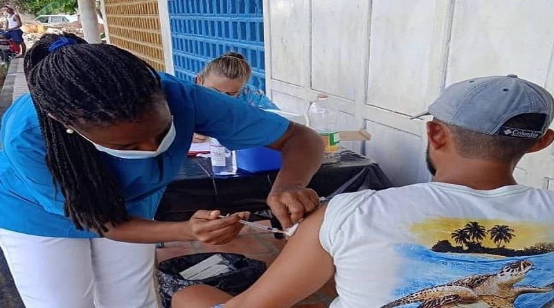 Colocan vacuna de refuerzo contra la COVID 19 a pescadores de Miranda