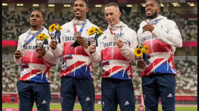 El 4x100 británico, con el plata en el podio de Tokio. De izquierda a derecha: Ujah, Hughes, Kilty y Mitchell-Blakes. La plata pasa ahora a Canadá y el bronce a China (EFE)