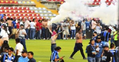 Al menos 15 muertos deja batalla de barras durante partido Querétaro - Atlas