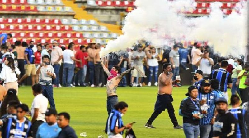 Al menos 15 muertos deja batalla de barras durante partido Querétaro - Atlas