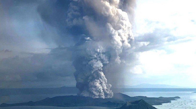 Evacuan a residentes de las villas cerca de Manila por erupción del Volcán Taal en Filipinas