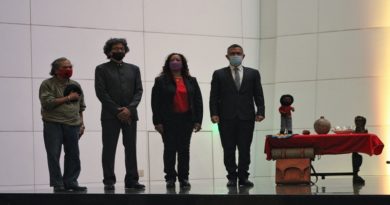 En conmemoración del Día de los Artesanos, el ministro de cultura Ernesto Villegas, junto a la viceministra de Artes de la Imagen y Espacio  Mary Pemjean,  la presidenta de la Red de Arte Aracelis García y los artesanos, entregaron ofrenda floral en el Mausoleo del Libertador Simón Bolívar,