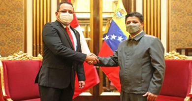 Embajador Alexander Yánez entrega Cartas Credenciales al presidente peruano Pedro Castillo