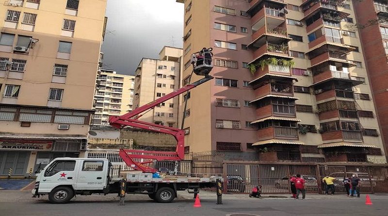 Supervisaron colocación de luminaria en Santa Mónica en Caracas