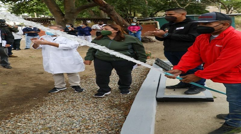 Reinaugurando pozo que surtirá de agua al Hospital El Algodonal