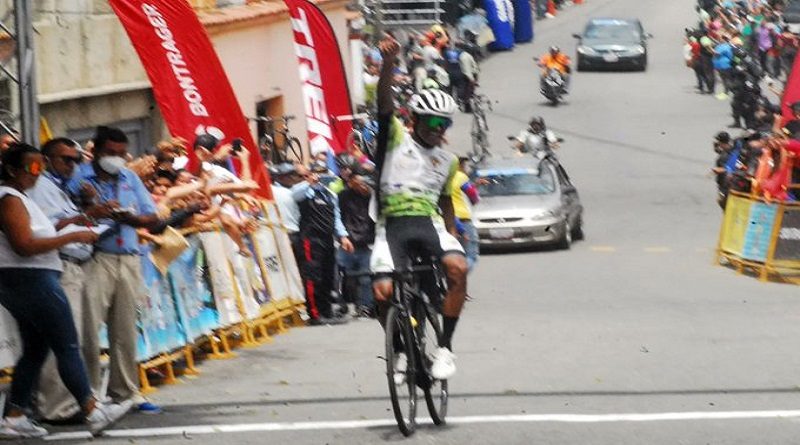 Anderson Paredes conquista la primera etapa de la Vuelta a La Guaira