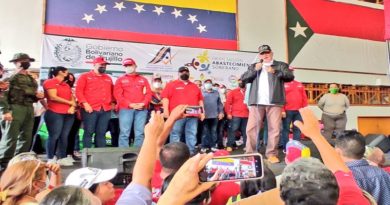 Un encuentro con los Comités Locales de Abastecimiento y Producción (CLAP) del estado Trujillo se realizó este 26 de marzo en la ciudad de Valera. La información la dio a conocer el ministro del Poder Popular para la Alimentación, Carlos Tellería, a través de su cuenta en la red social Twitter en la que destacó el entusiasme y energía de las bases populares. “Grandioso encuentro desbordado de amor y alegría que tuvimos en Valera con los CLAP del estado Trujillo y el gobernador  @Gerardo4fPsuv. Nos reconfortamos con su inmensa energía, entusiasmo y aportes del poder popular, que mejorarán la producción y distribución de nuestros CLAP”, publicó en la red social. Precisó que se realizaron mesas de trabajo en la que fueron abordas las 3R.Nets impulsadas por el presidente de la República, Nicolás Maduro. “Continuamos en las mesas de trabajo de las 3R.Nets en el estado Trujillo. Junto al hermano gobernador @Gerardo4fPsuv, el Estado Mayor de Alimentación y líderes de los CLAP, articulamos esfuerzos como un solo equipo de gobierno que fortalecerá la atención al pueblo trujillano”, indicó Tellería