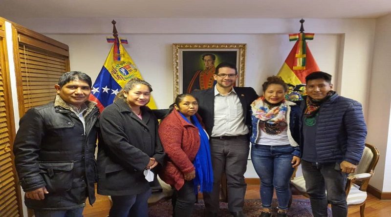 El Embajador de la República Bolivariana de Venezuela ante el Estado Plurinacional de Bolivia, César Trómpiz, sostuvo un encuentro con Movimientos Sociales y Líderes y Lideresas bolivianas, con el objetivo de fortalecer la relación bilateral entre ambas naciones. La actividad se llevó a cabo en la sede diplomática ubicada en La Paz. La reunión contó con la participación de Rosa Apaza Casilla, miembro de la Confederación Nacional de Mujeres Campesinas Indígenas Originarias de Bolivia “Bartolina Sisa”, Jessica Villarroel Carballo de la Asociación de Pueblos Indígenas de Santa Cruz, Dinora López, representante de la Organización Tiluchi, Waldo Mejías, Secretario Departamental de las Seis Federaciones del Trópico y miembros de Asociaciones Indígenas. Las y los representantes de las diversas organizaciones del país andino, intercambiaron experiencias sobre las luchas colectivas que emprenden contra el sistema neoliberal, el patriarcado y el imperialismo, como parte de los desafíos que debe enfrentar la región. Otro de los temas abordados fue el intercambio cultural-deportivo entre Bolivia y Venezuela, así como la relación social entre organizaciones de mujeres. Los Movimientos Sociales bolivianos incluyen a indígenas, campesinos, mujeres, jóvenes, líderes sindicales, entre otros, la mayoría forman parte del Movimiento al Socialismo, Instrumento Político de la Soberanía de los Pueblos (MAS-IPSP).