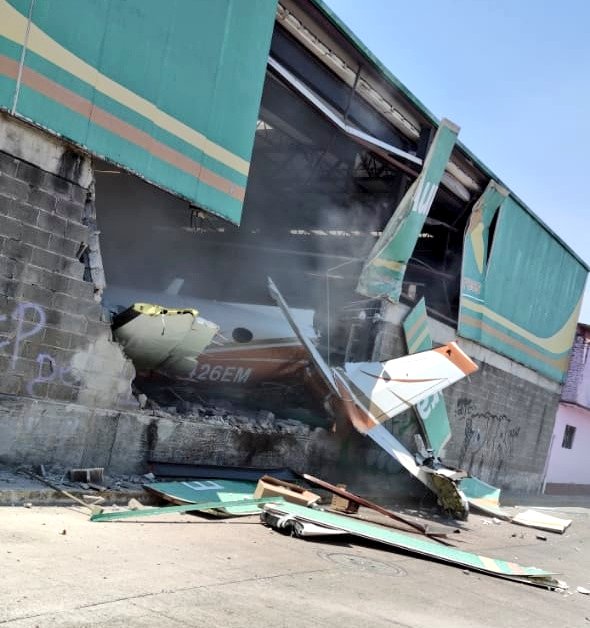 Avioneta se estrella contra un supermercado en estado mexicano de Morelos