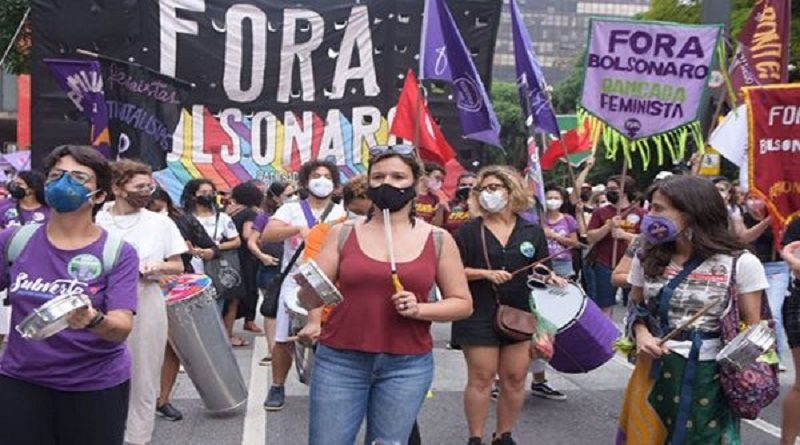 Mujeres en Brasil salen a las calles para manifestar en contra de Bolsonaro