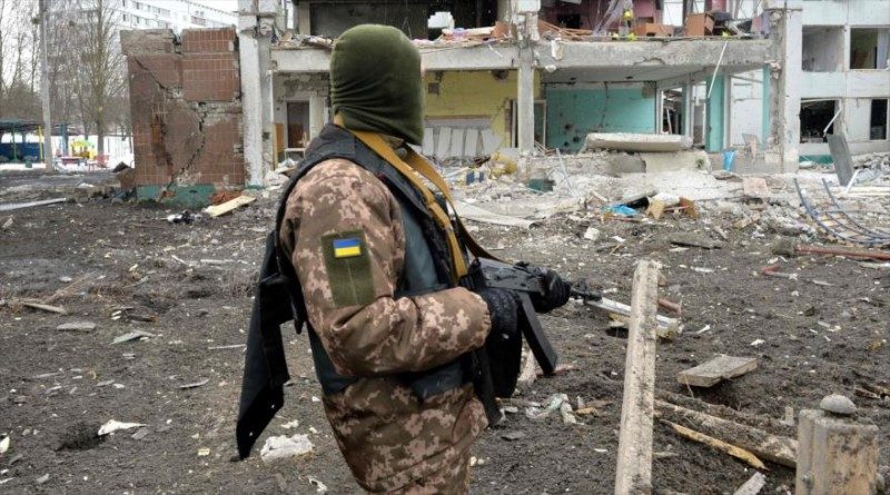 Soldado ucraniano en Járkov, la segunda ciudad más grande de Ucrania, 8 de marzo de 2022. (Foto: AFP)