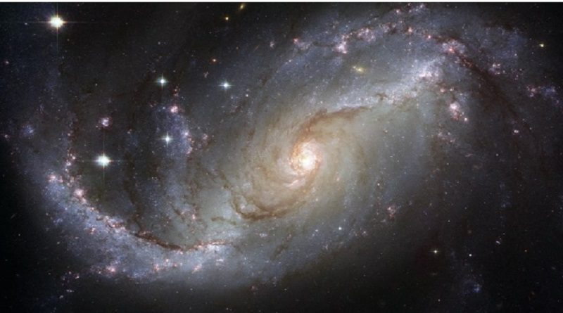 Estrellas recién nacidas hacen brillar una prominente galaxia