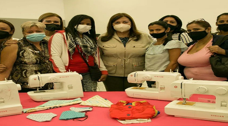 Alcaldía de Caracas entrega más de 25 máquinas de coser a mujeres emprendedoras
