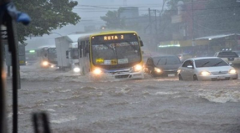 Tres fallecidos tras intensas lluvias en Paraguay